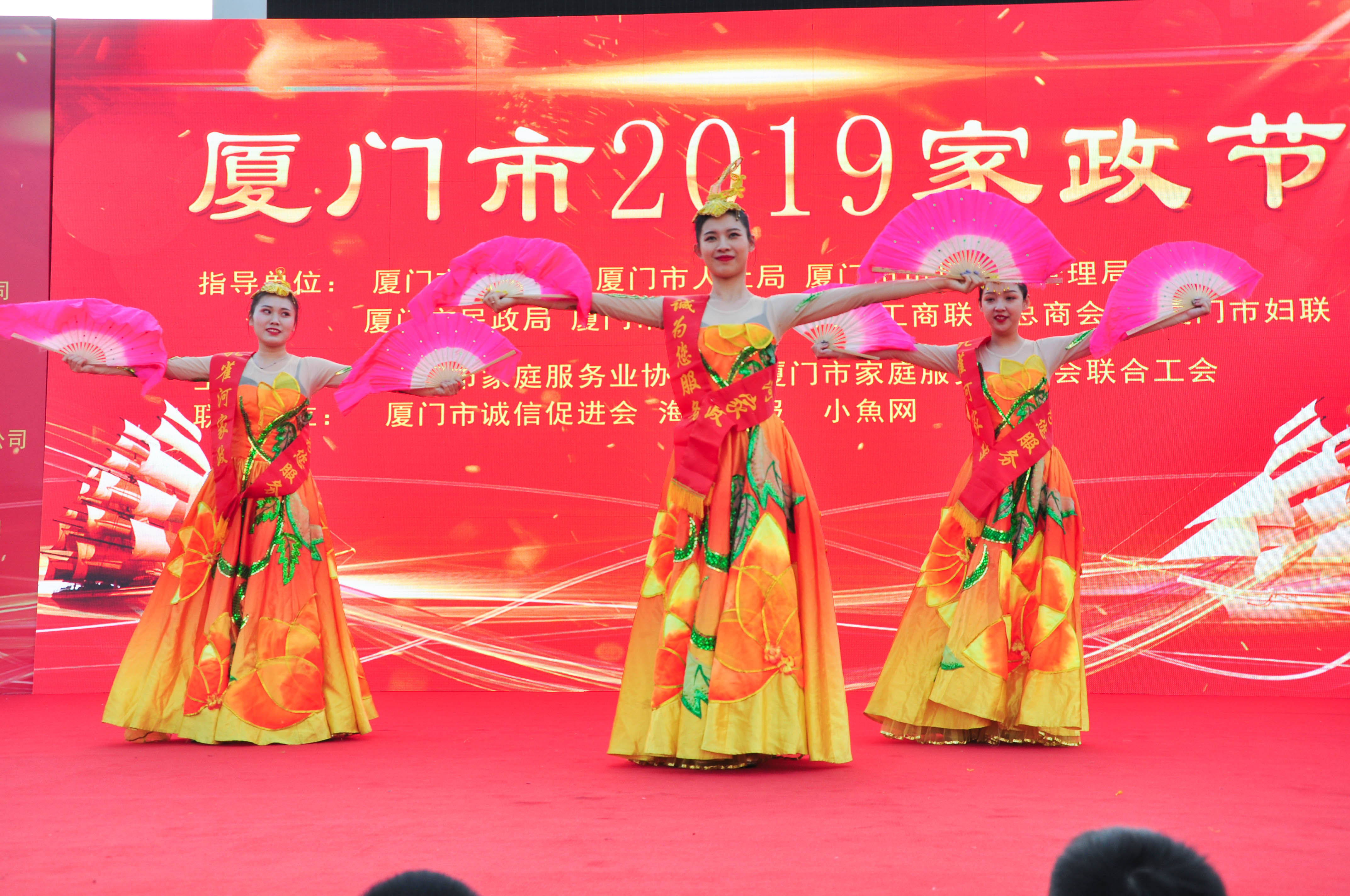 �g��Ц�Z(y��)��һ�ã�ʮ�˰���ˇ�R�ψ�(ch��ng)������ȸ�������B�T(m��n)�е����ü�����(ji��)