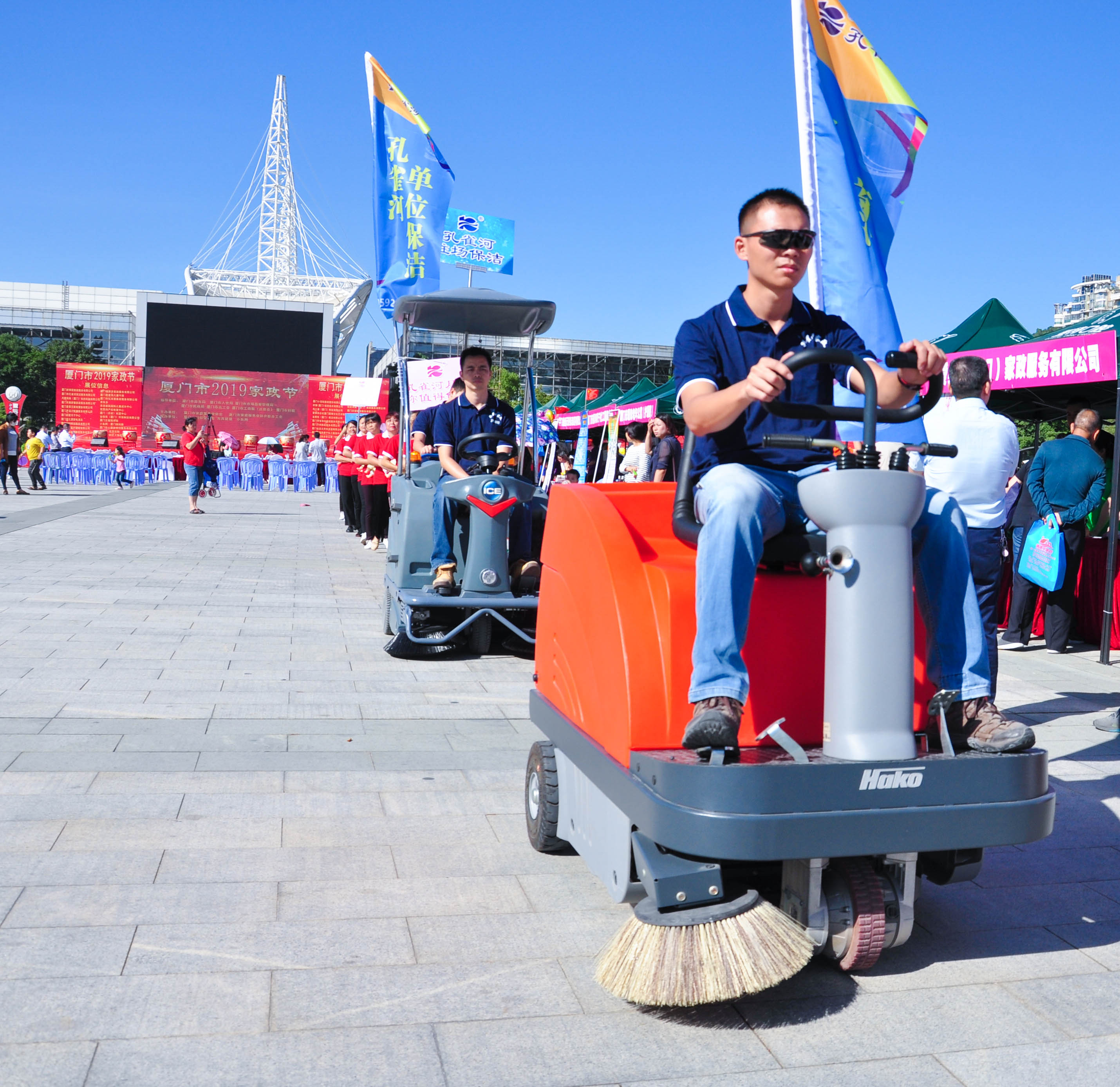 �g��Ц�Z(y��)��һ����ʮ�˰���ˇ�R�ψ�(ch��ng)������ȸ�������B�T(m��n)�е����ü�����(ji��)