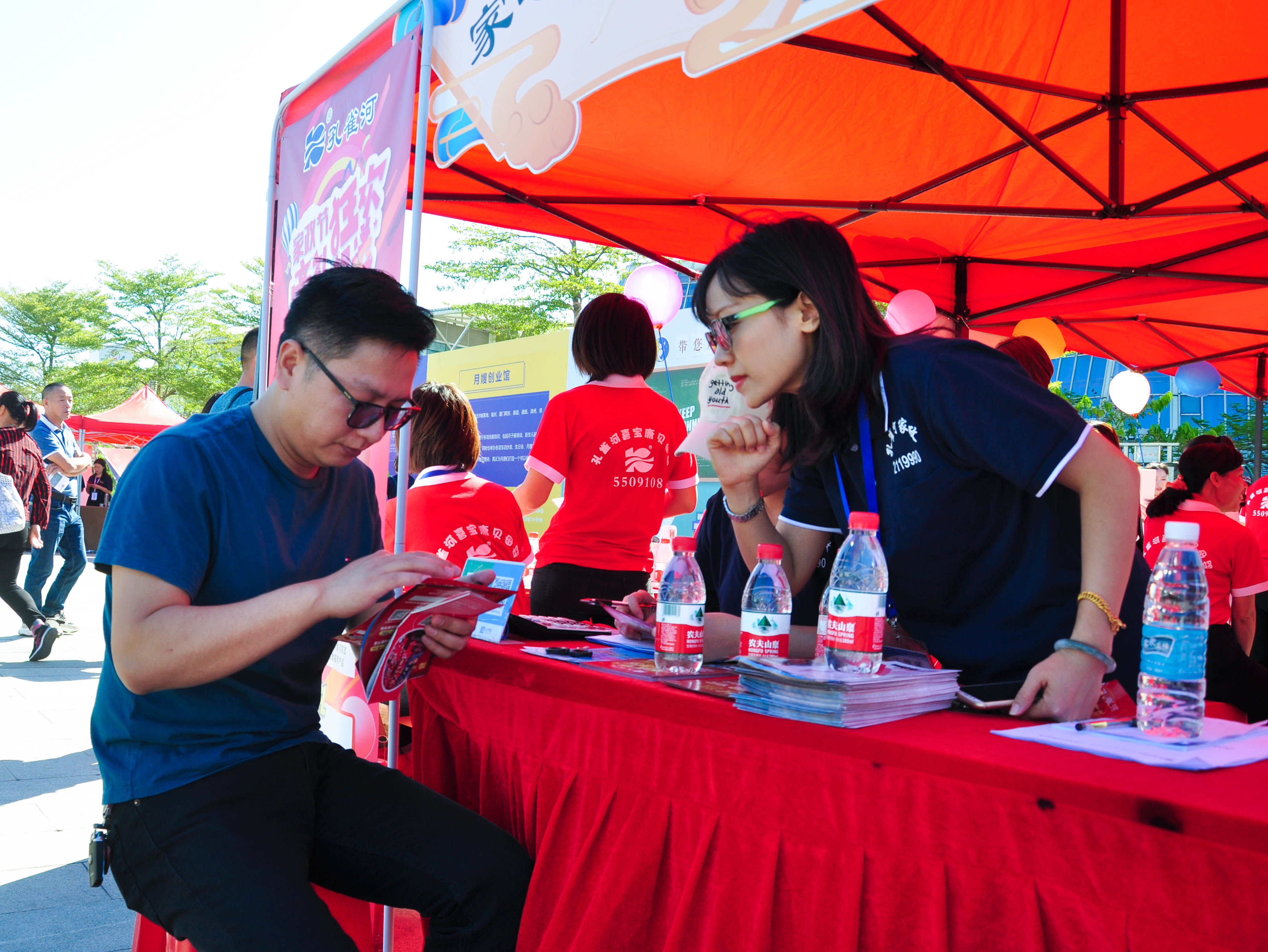 �g��Ц�Z(y��)��һ����ʮ�˰���ˇ�R�ψ�(ch��ng)������ȸ�������B�T(m��n)�е����ü�����(ji��)