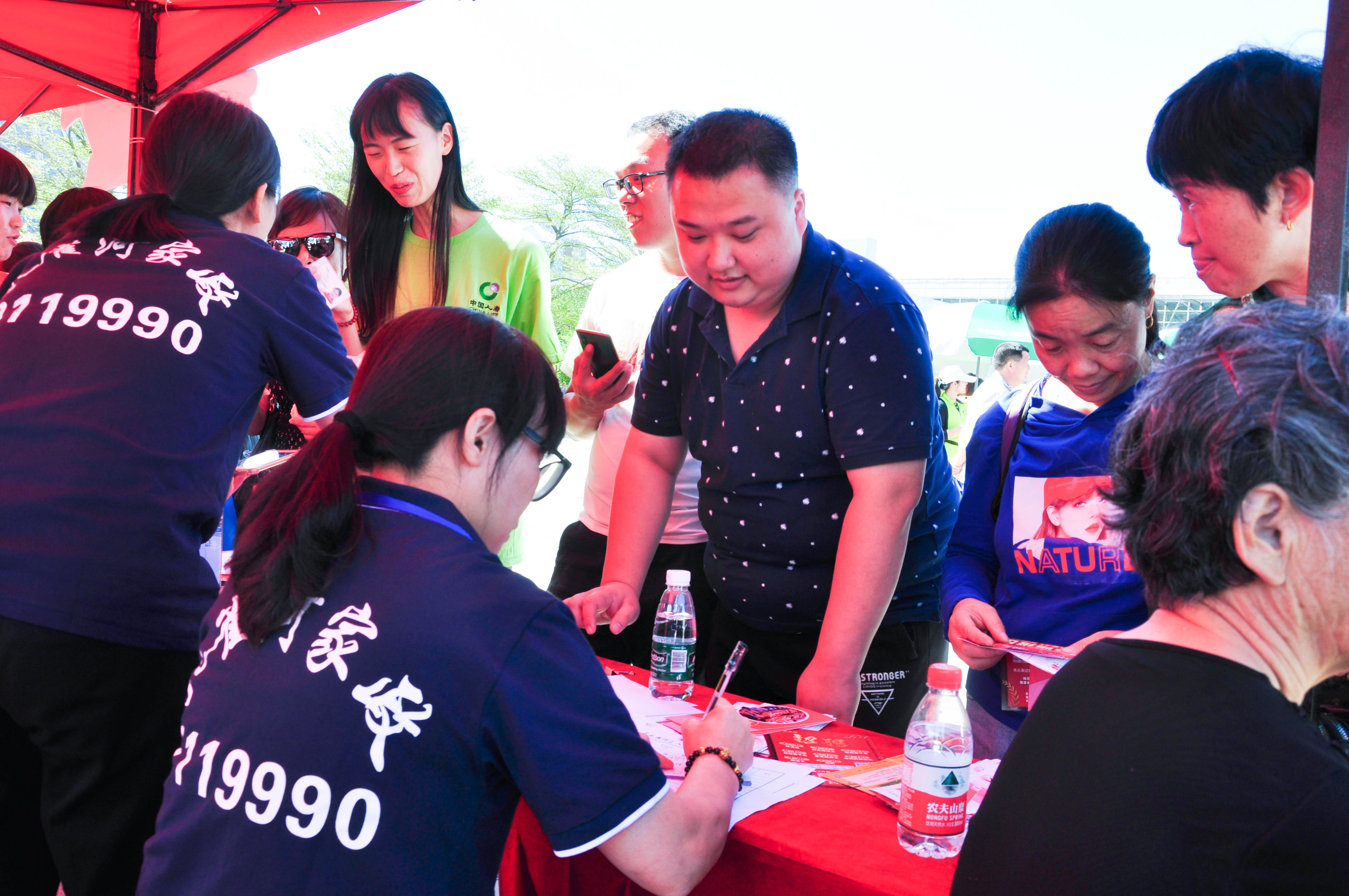 �g��Ц�Z(y��)��һ�ã�ʮ�˰���ˇ�R�ψ�(ch��ng)������ȸ�������B�T(m��n)�е����ü�����(ji��)